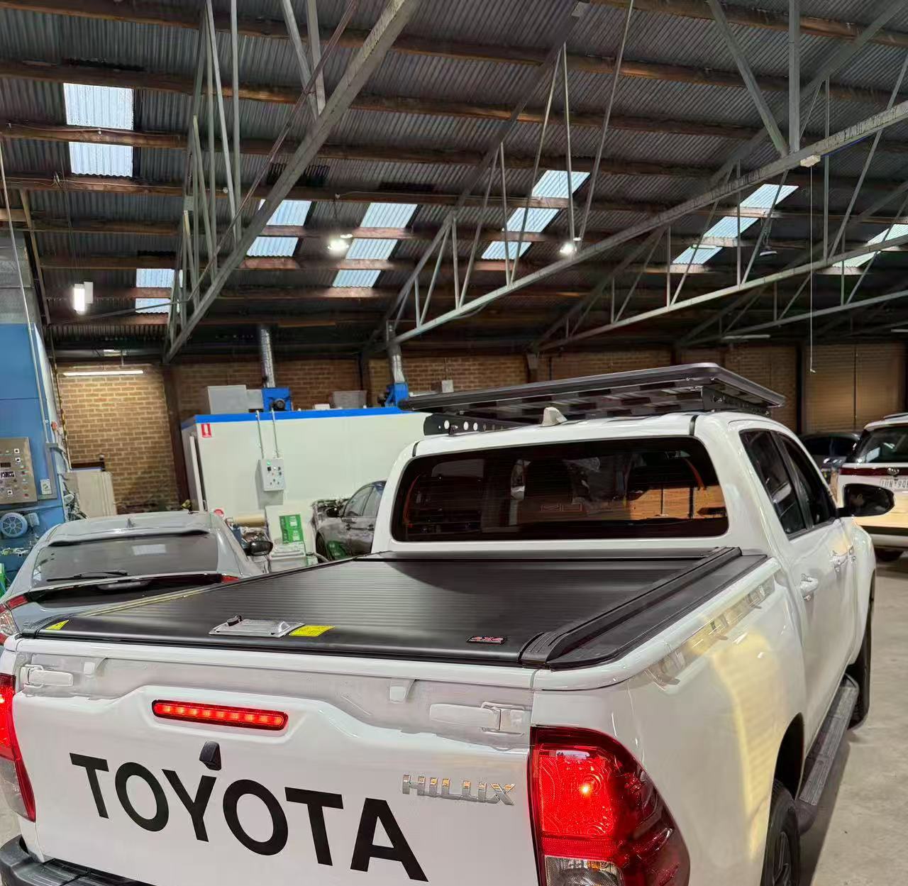 Manual Roller Cover & Roof Platform for Toyota Hilux（2018--2026）